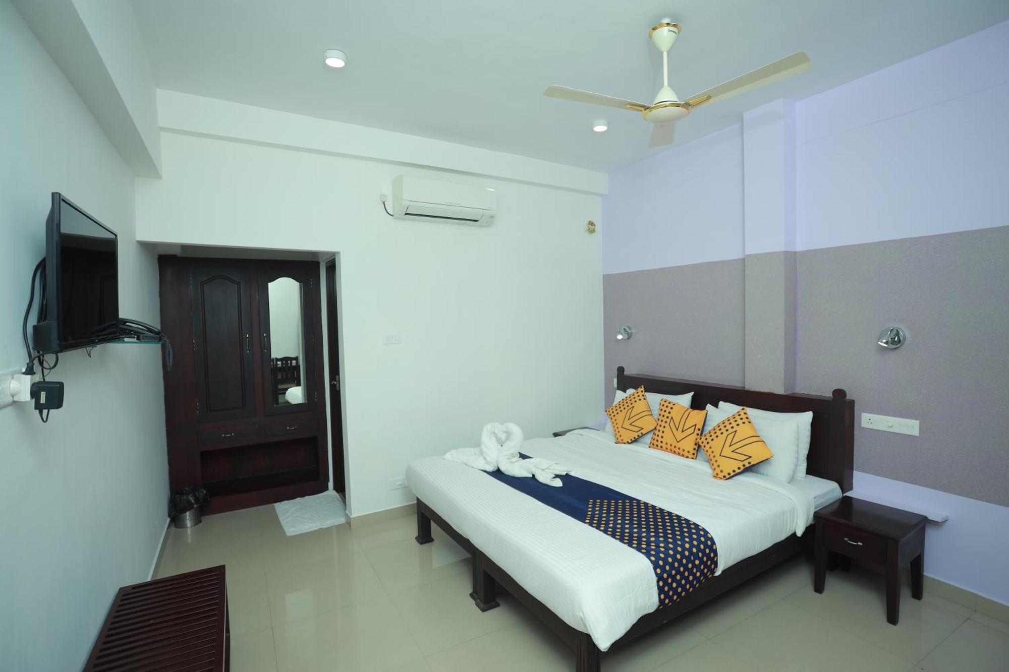 Shanthi Residency Pathanāmthitta Екстериор снимка