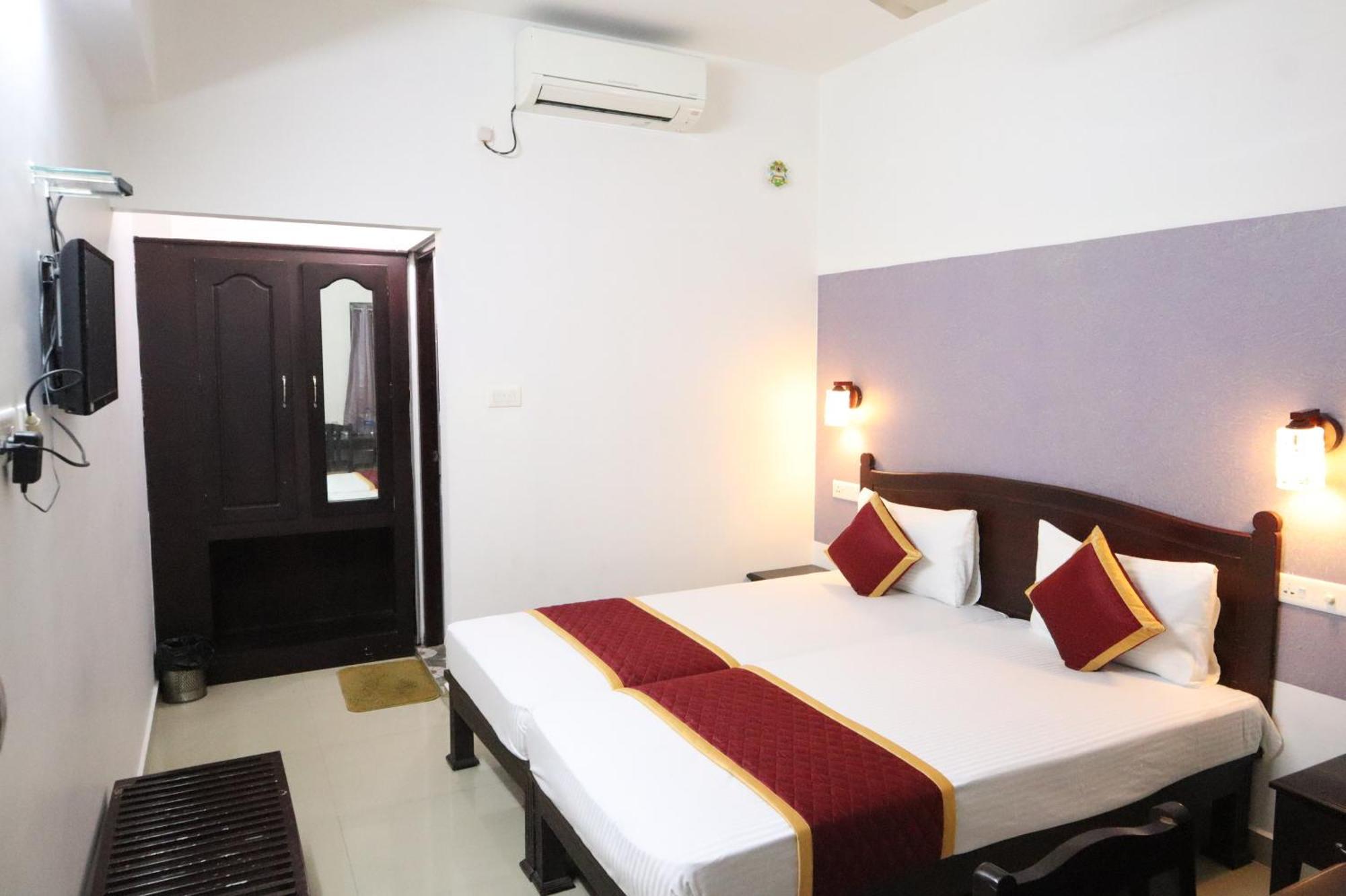 Shanthi Residency Pathanāmthitta Екстериор снимка